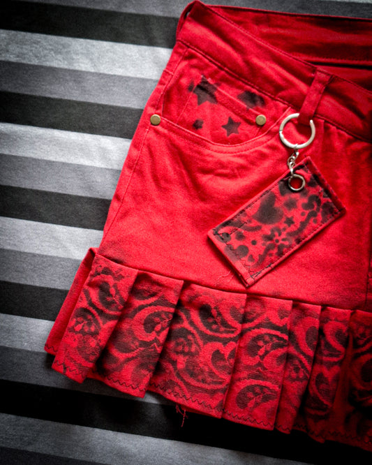 falda roja con negro + llaverito