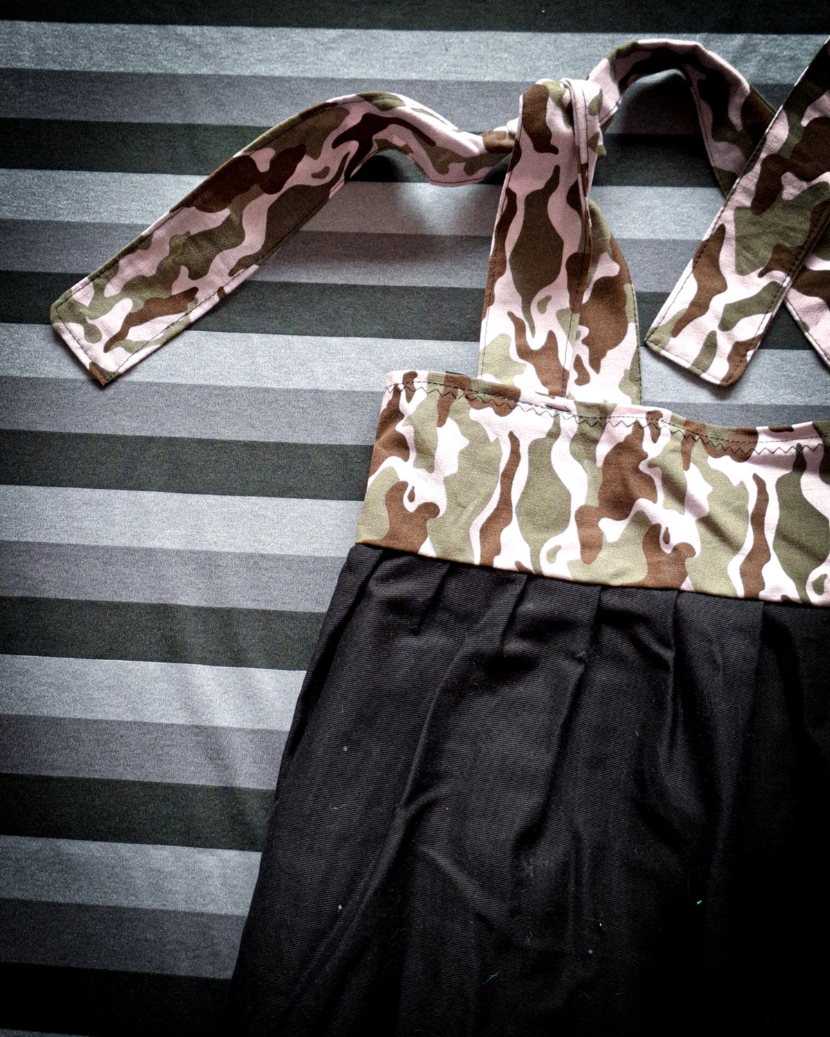 vestidito negro gabardina militar rosa