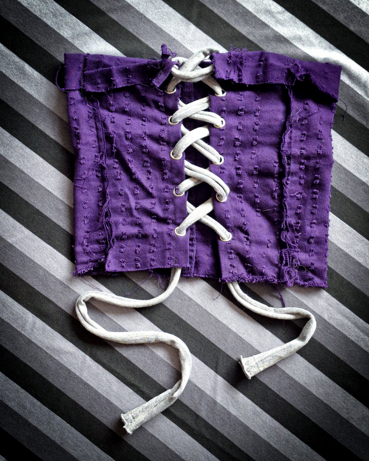 top encorsetado violeta (detalle)