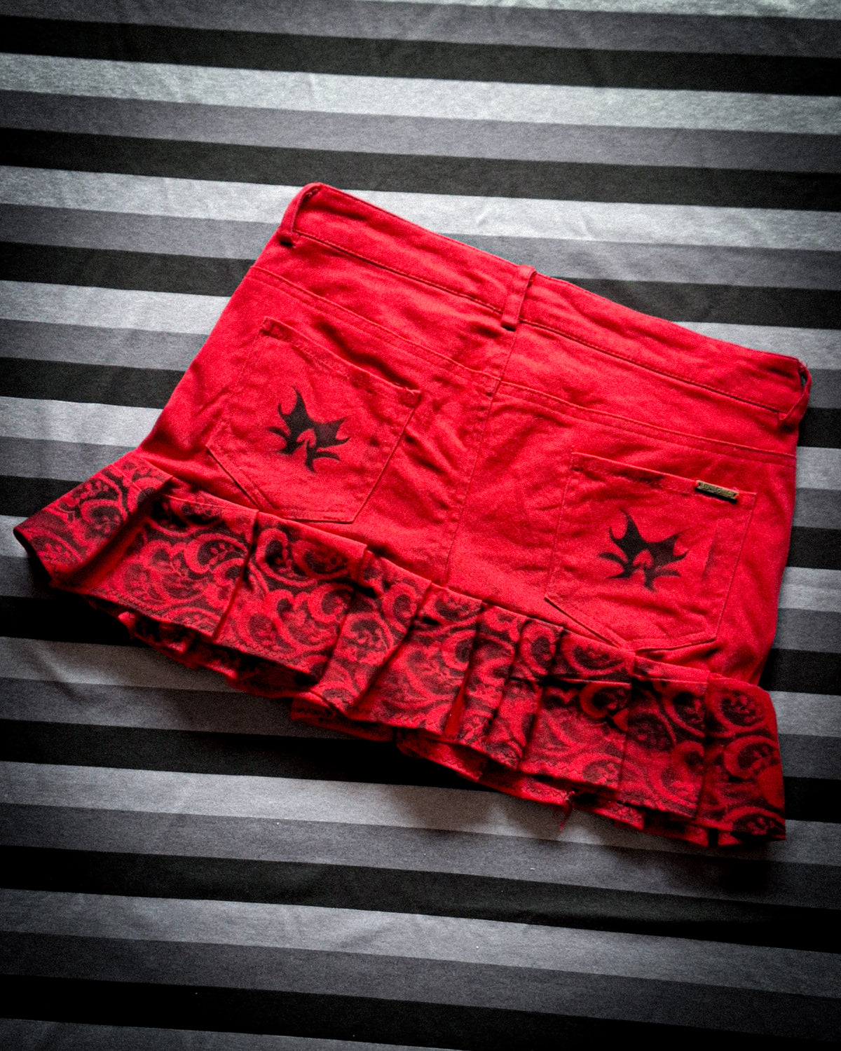 falda roja con negro + llaverito
