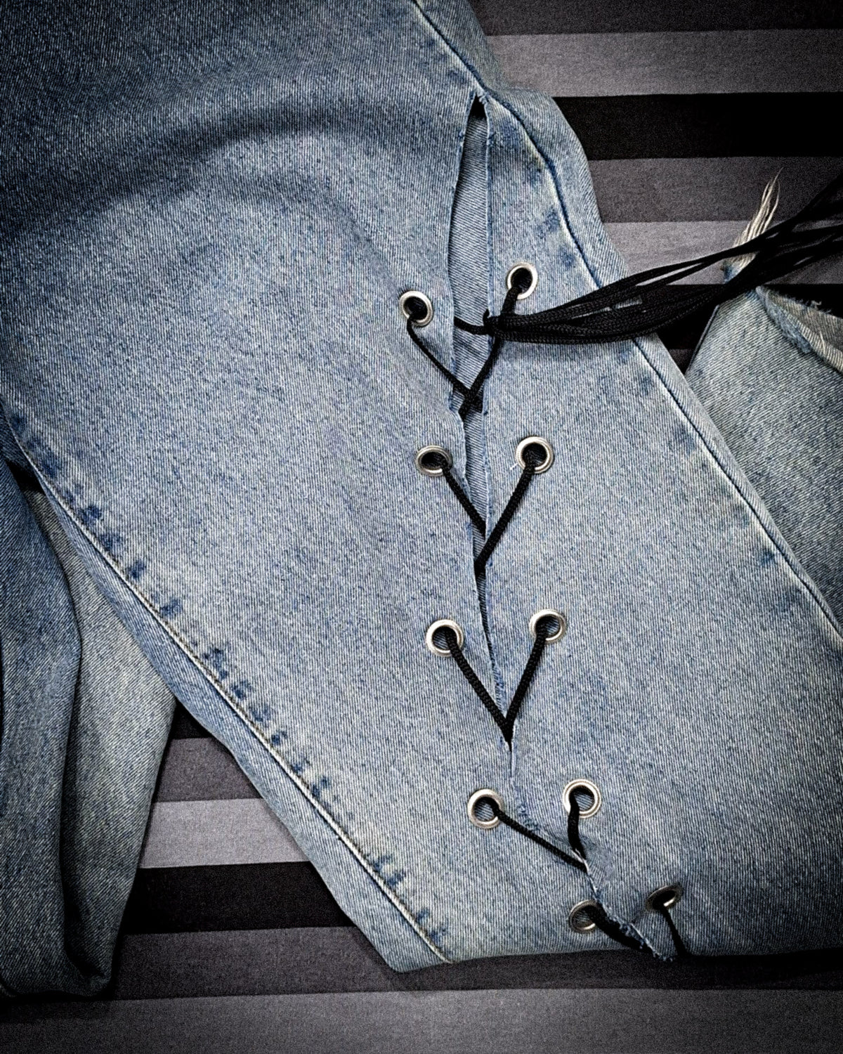 pant con ojalillos