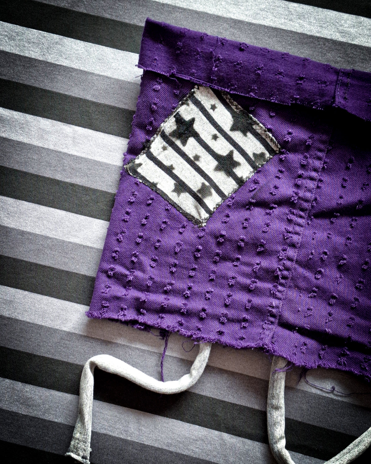 top encorsetado violeta (detalle)