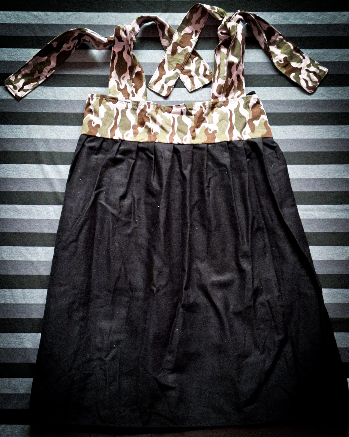 vestidito negro gabardina militar rosa